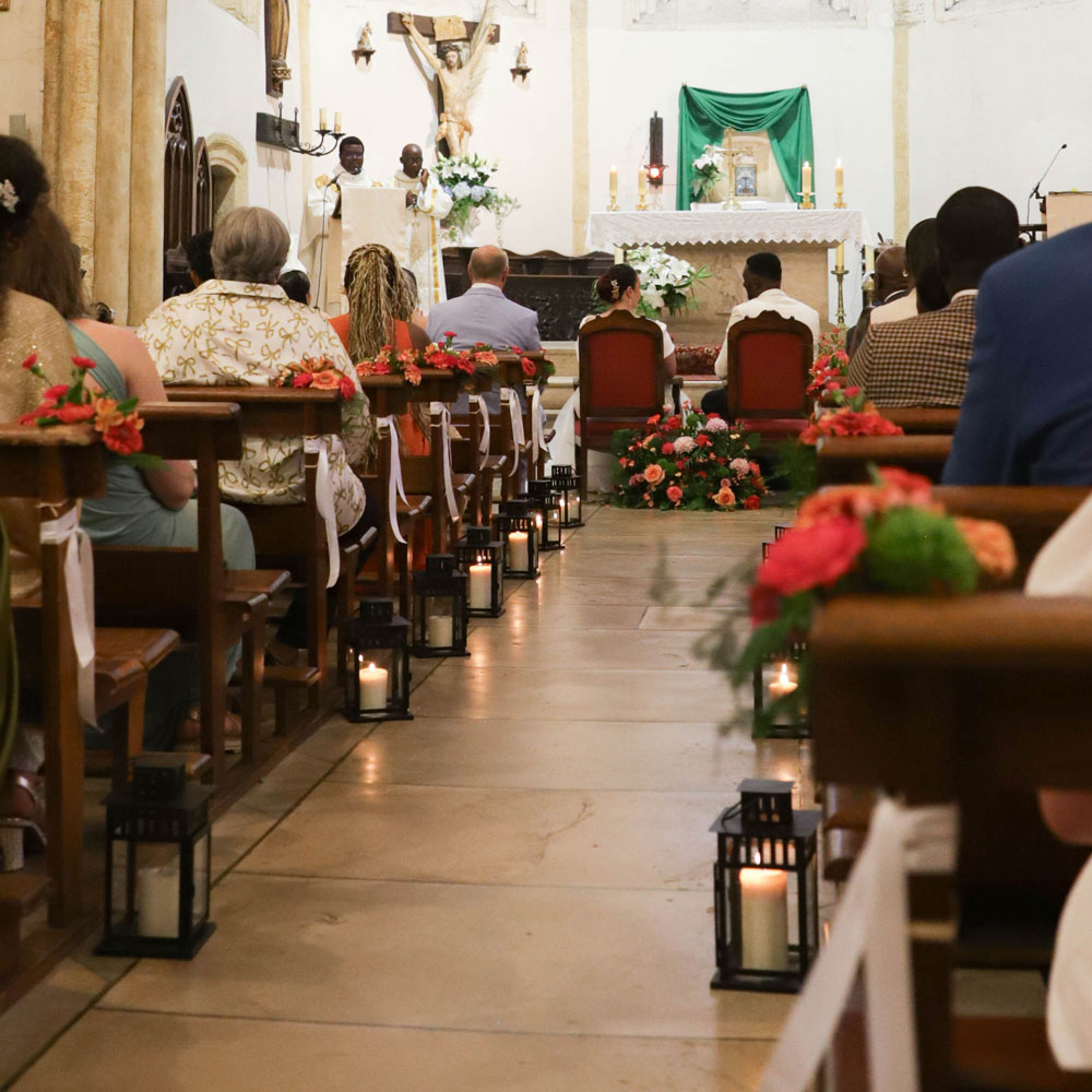 Décoration florale d’une cérémonie de mariage dans une église