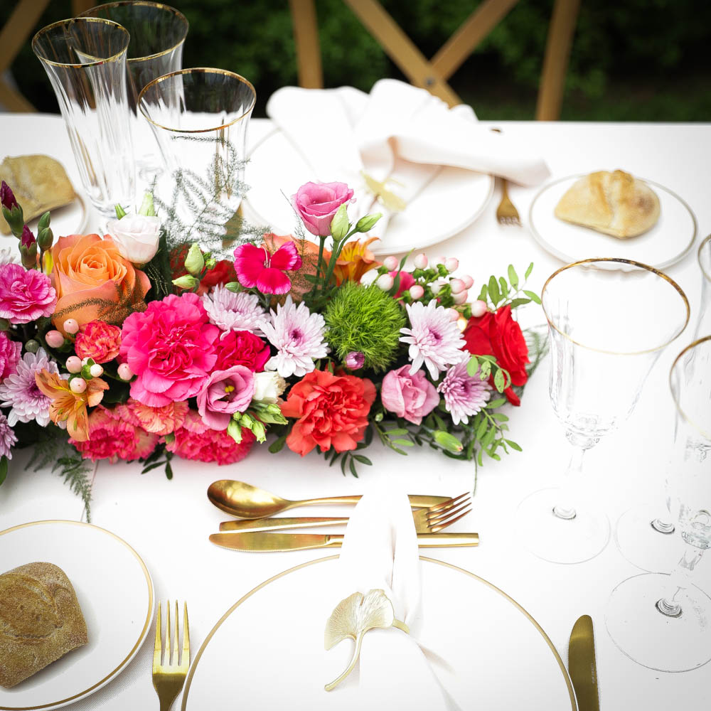Centre de table fleuri pour une réception de mariage