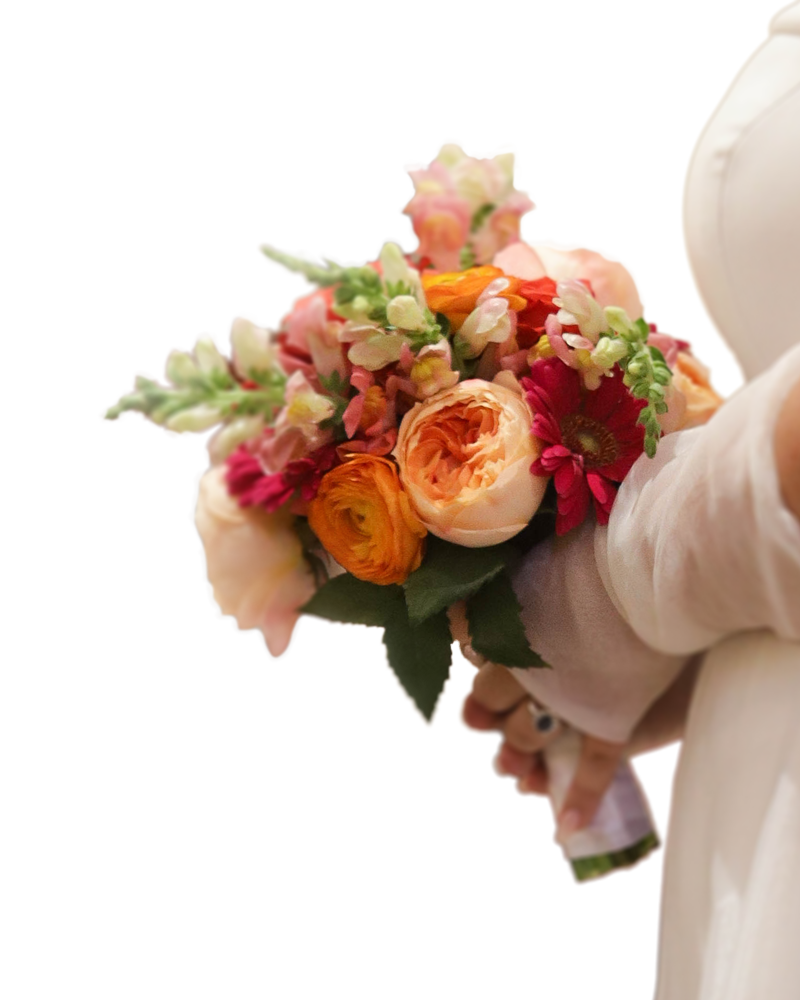 Mariée tenant un bouquet aux fleurs roses, orange et rouges